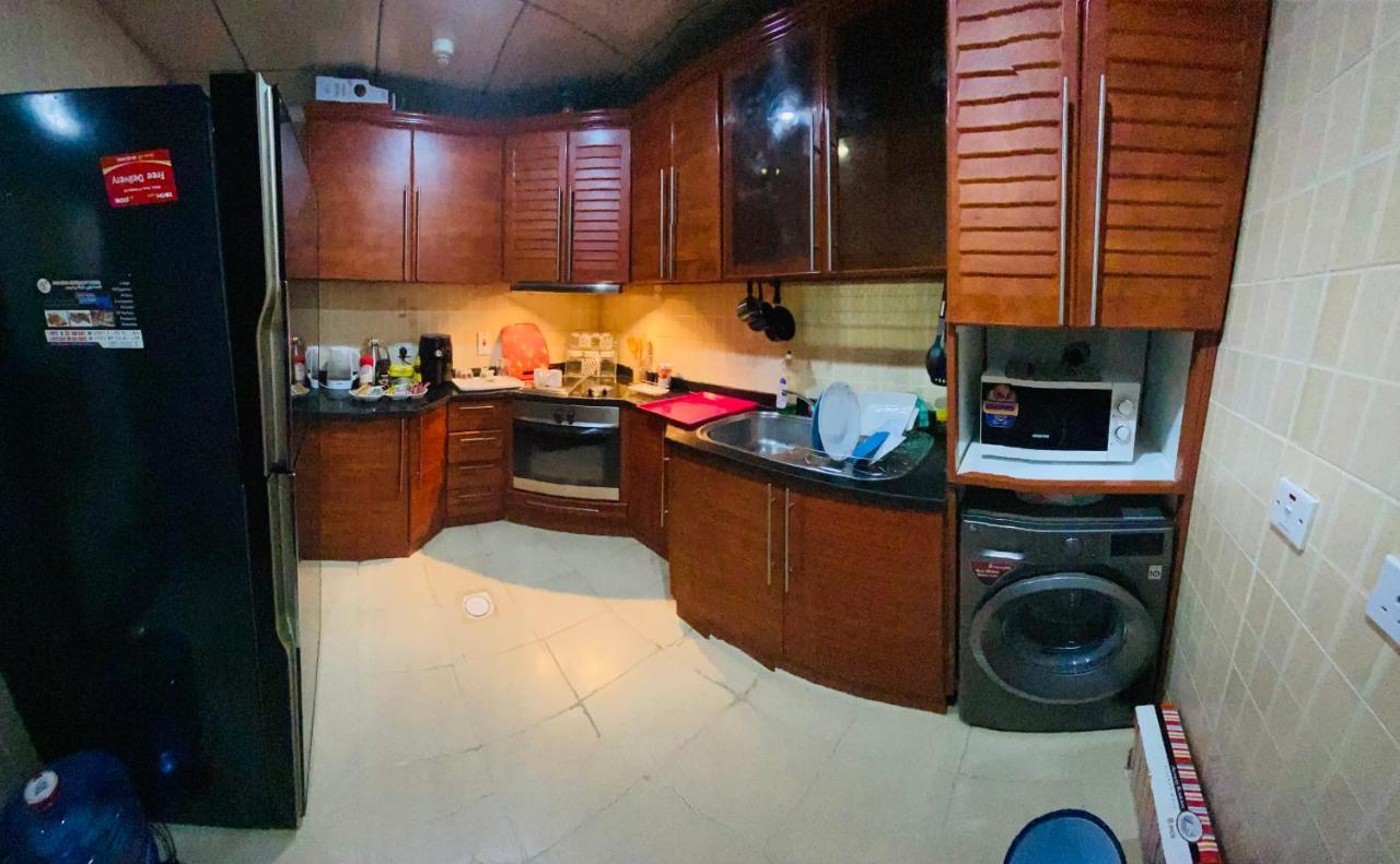 דובאי Nash Guest House Females Only מראה חיצוני תמונה