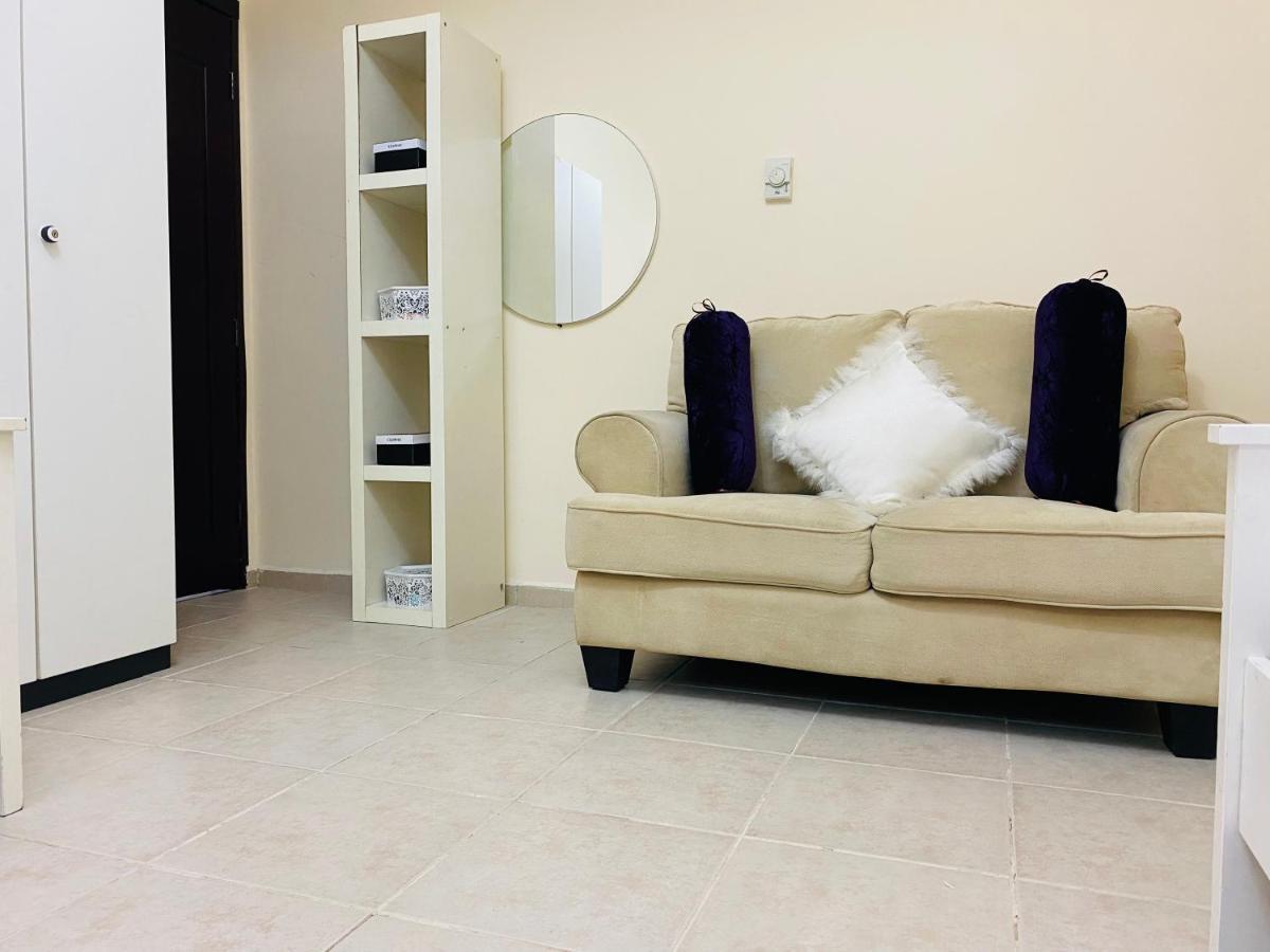 דובאי Nash Guest House Females Only מראה חיצוני תמונה