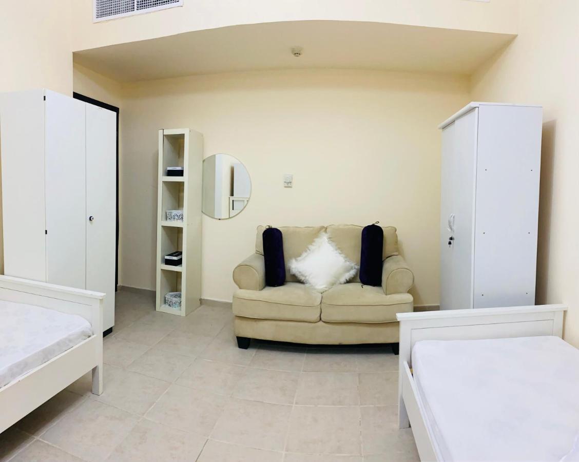 דובאי Nash Guest House Females Only מראה חיצוני תמונה