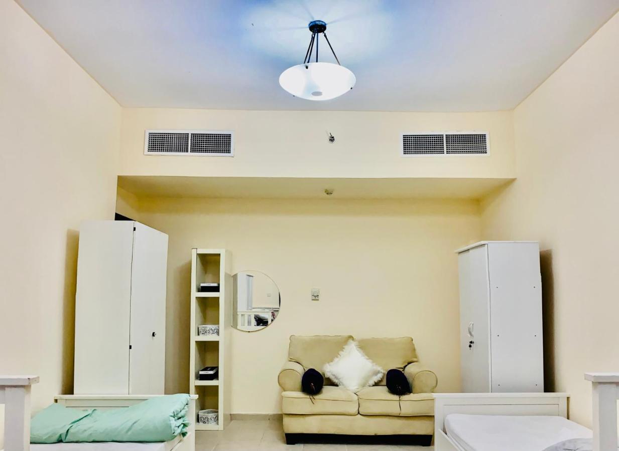 דובאי Nash Guest House Females Only מראה חיצוני תמונה